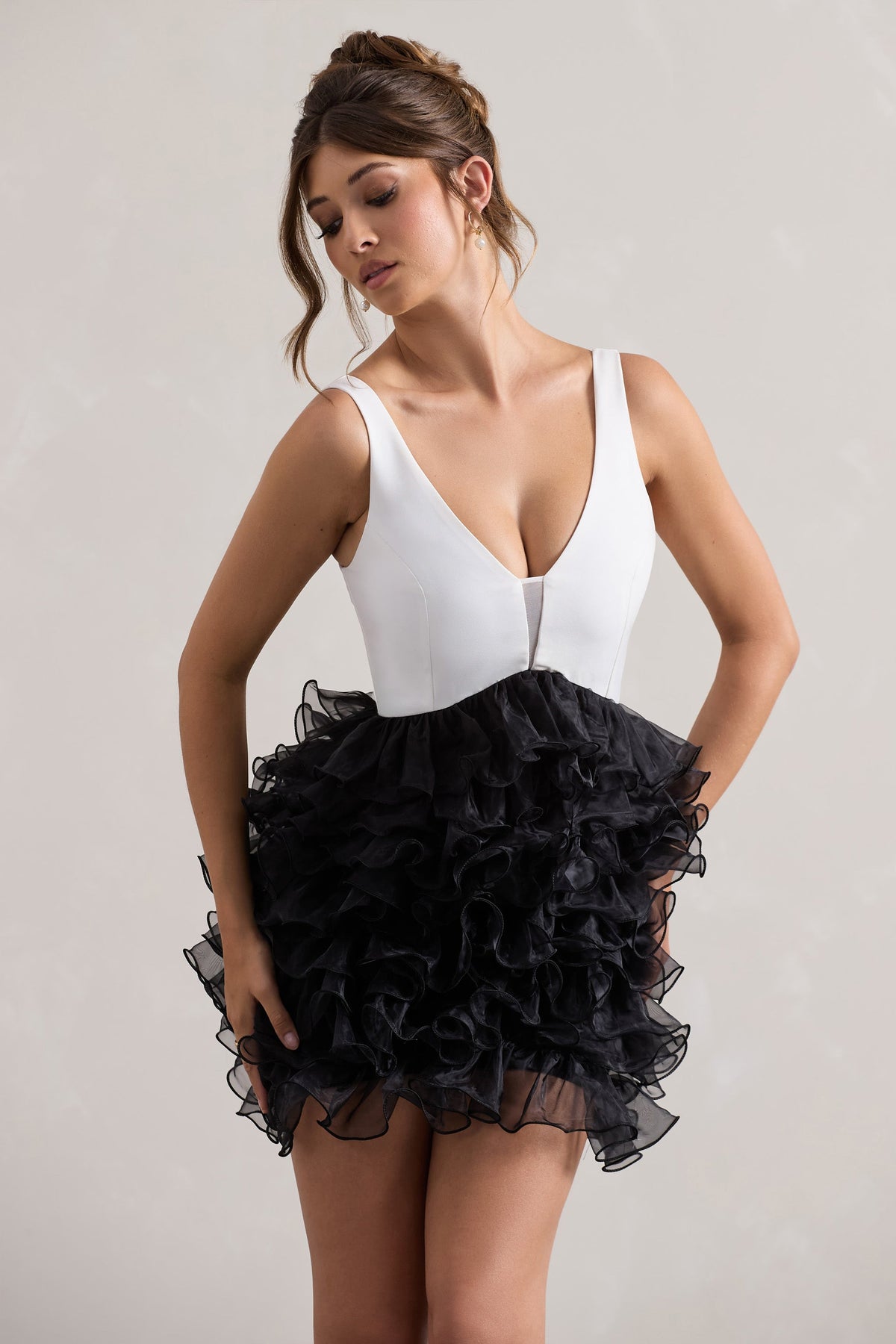 Riot | Schwarz-weißes Minikleid mit tiefem Ausschnitt und Organza-Rock