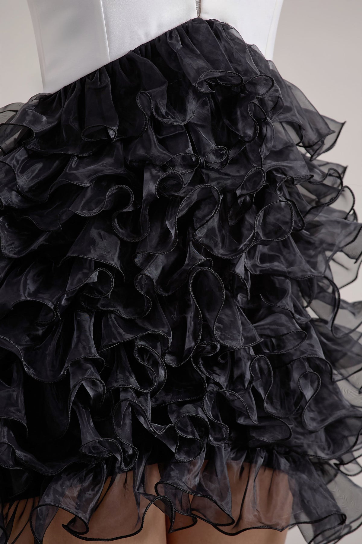 Riot | Schwarz-weißes Minikleid mit tiefem Ausschnitt und Organza-Rock