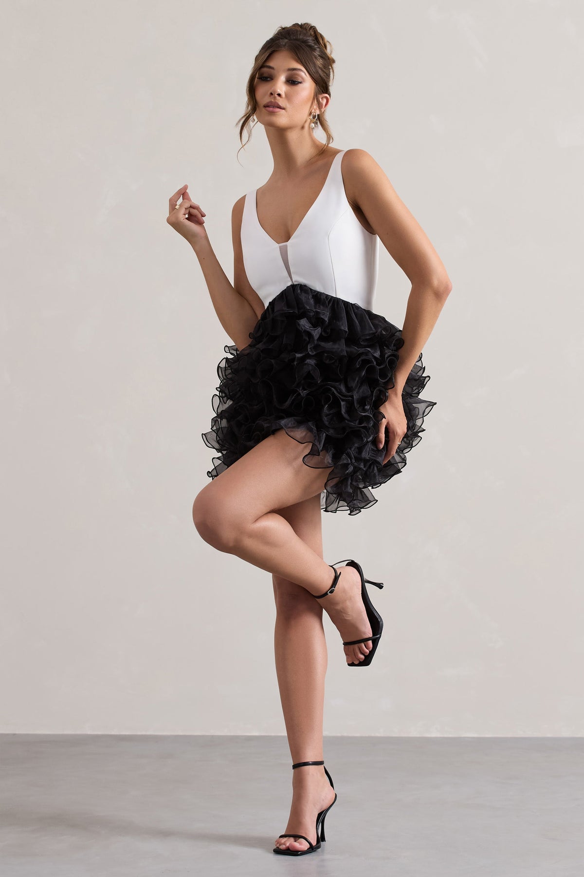 Riot | Schwarz-weißes Minikleid mit tiefem Ausschnitt und Organza-Rock