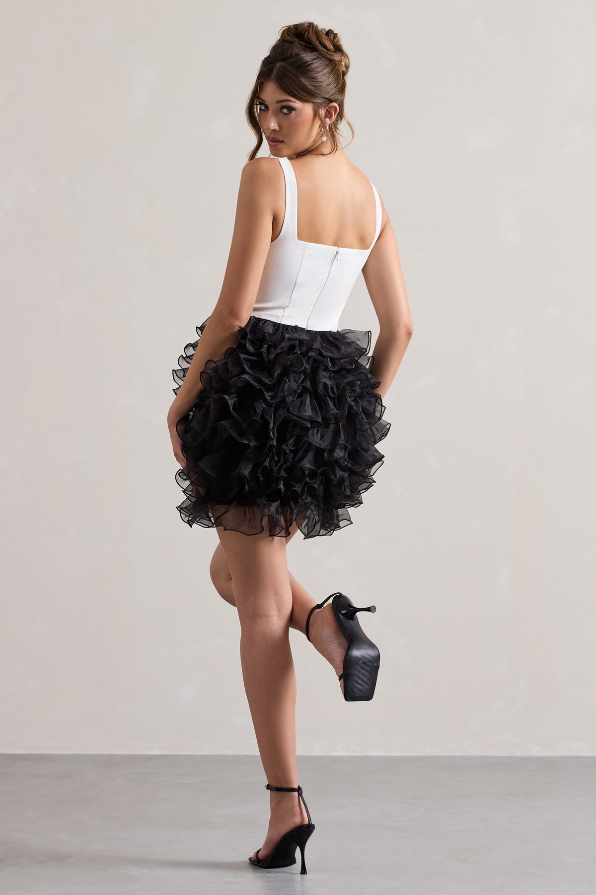 Riot | Schwarz-weißes Minikleid mit tiefem Ausschnitt und Organza-Rock