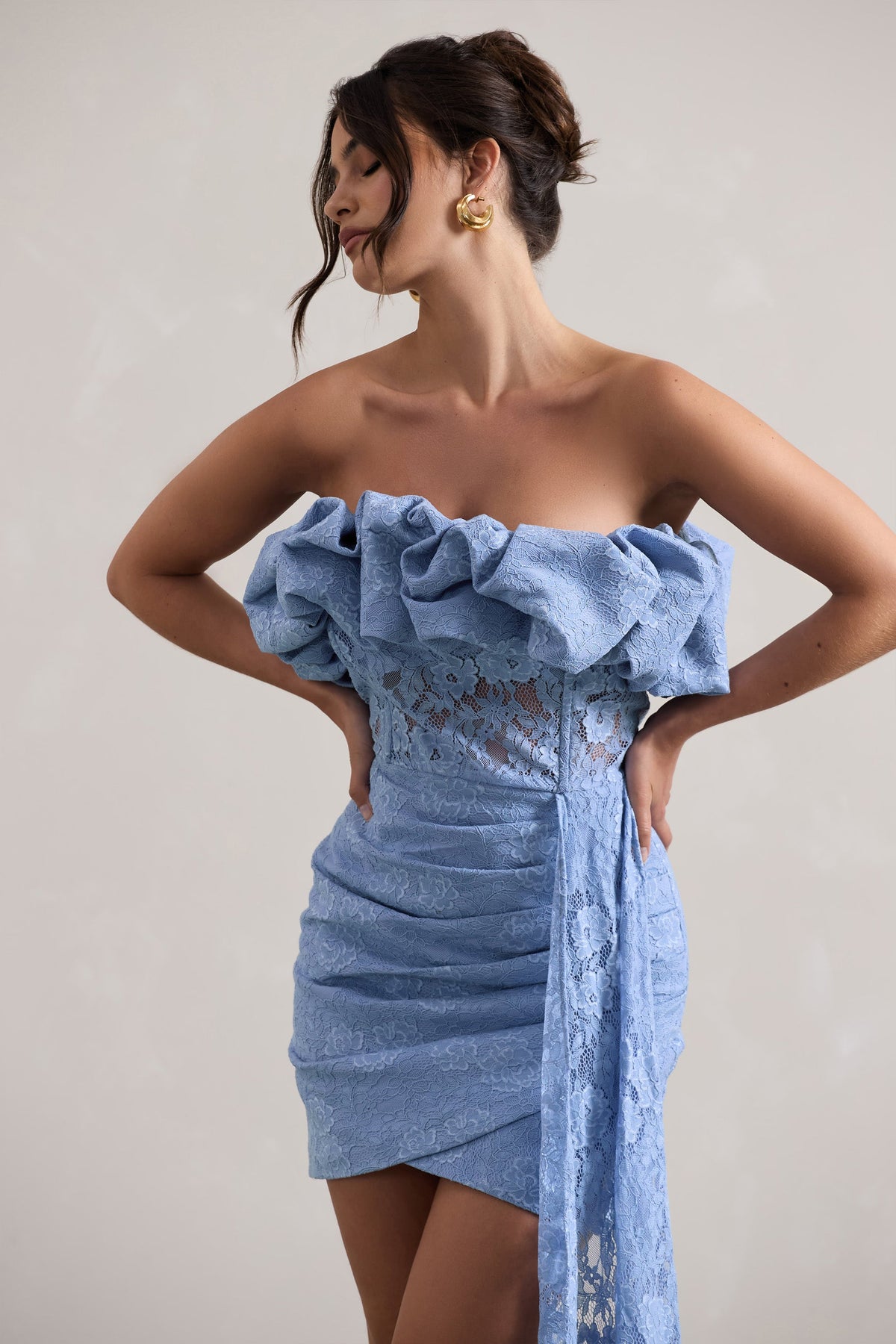 Neptune | Blaues Spitzen-Minikleid mit Rüschen und Drapierung