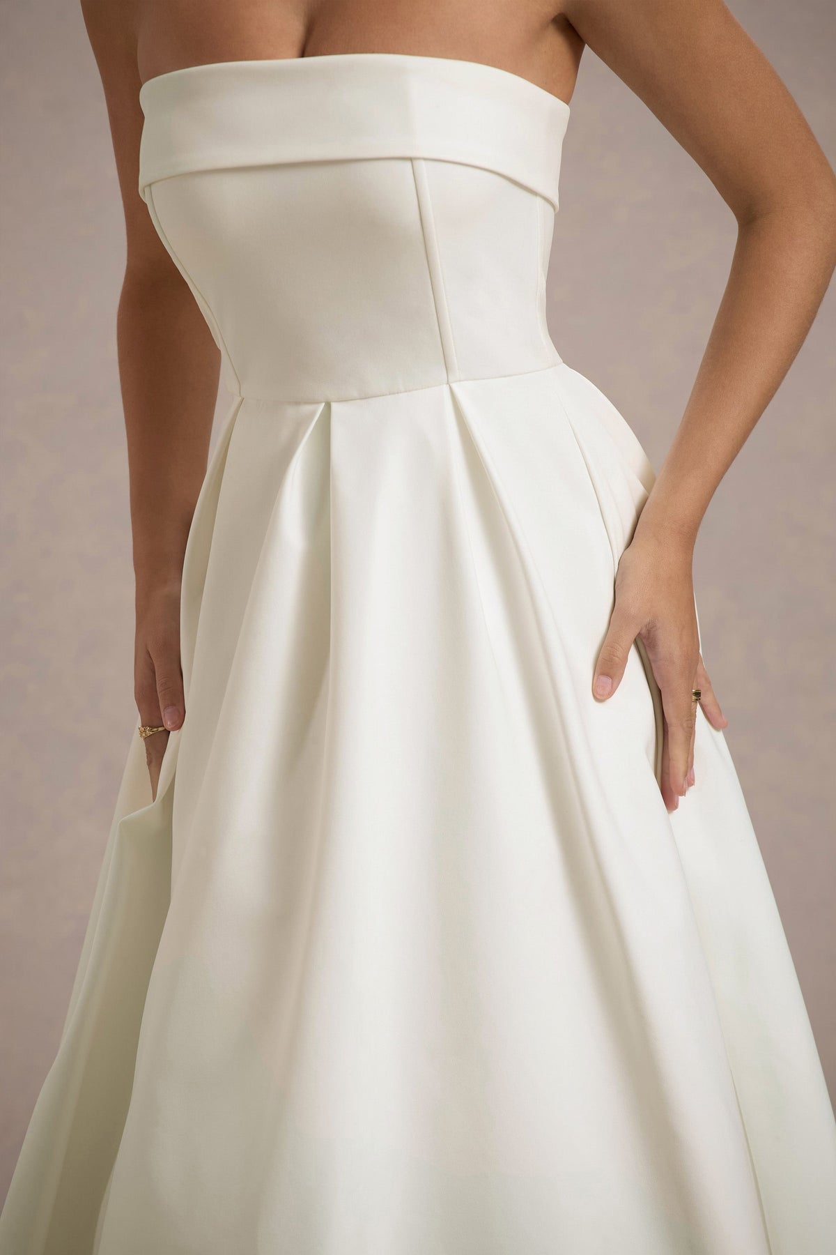 Annalise | Ecrufarbenes Bandeau-Skater-Midikleid