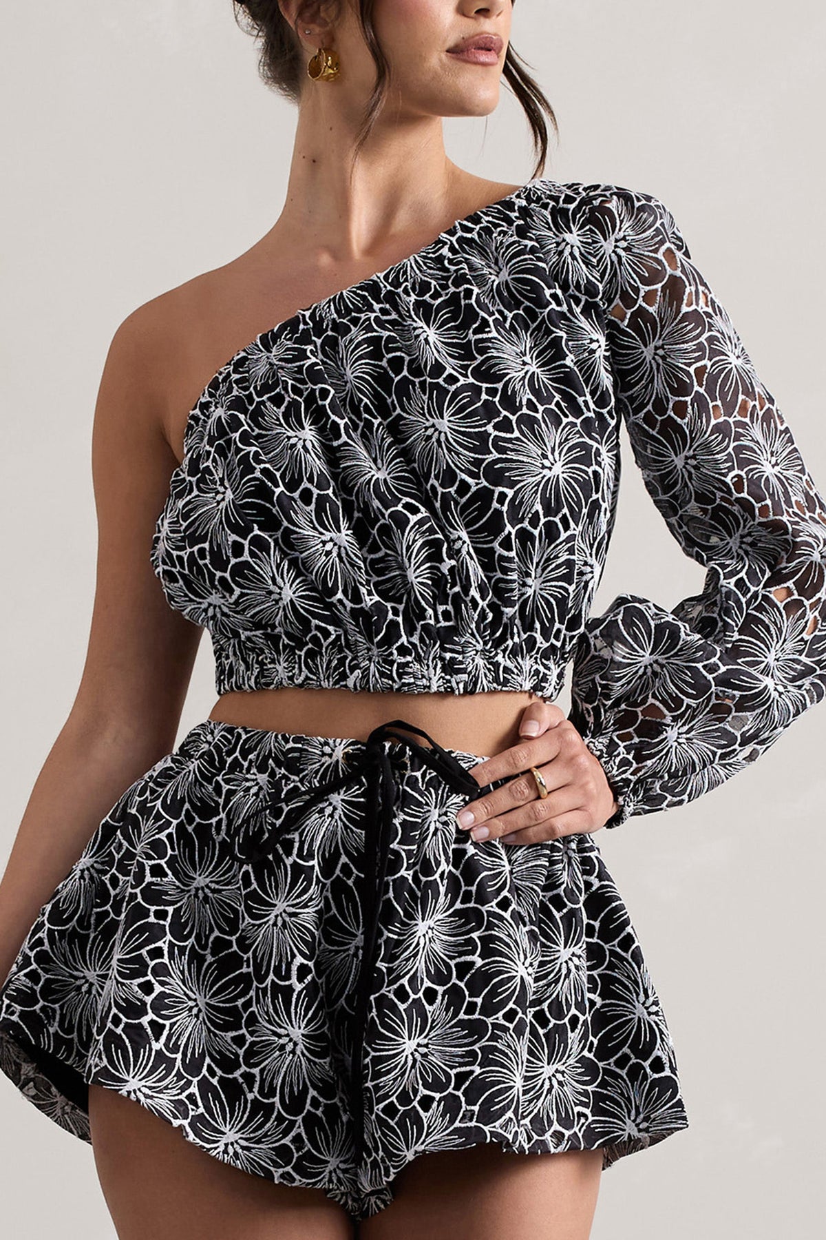 Last Request | Schwarzes Spitzencrop-Top mit asymmetrischem Einarm-Design