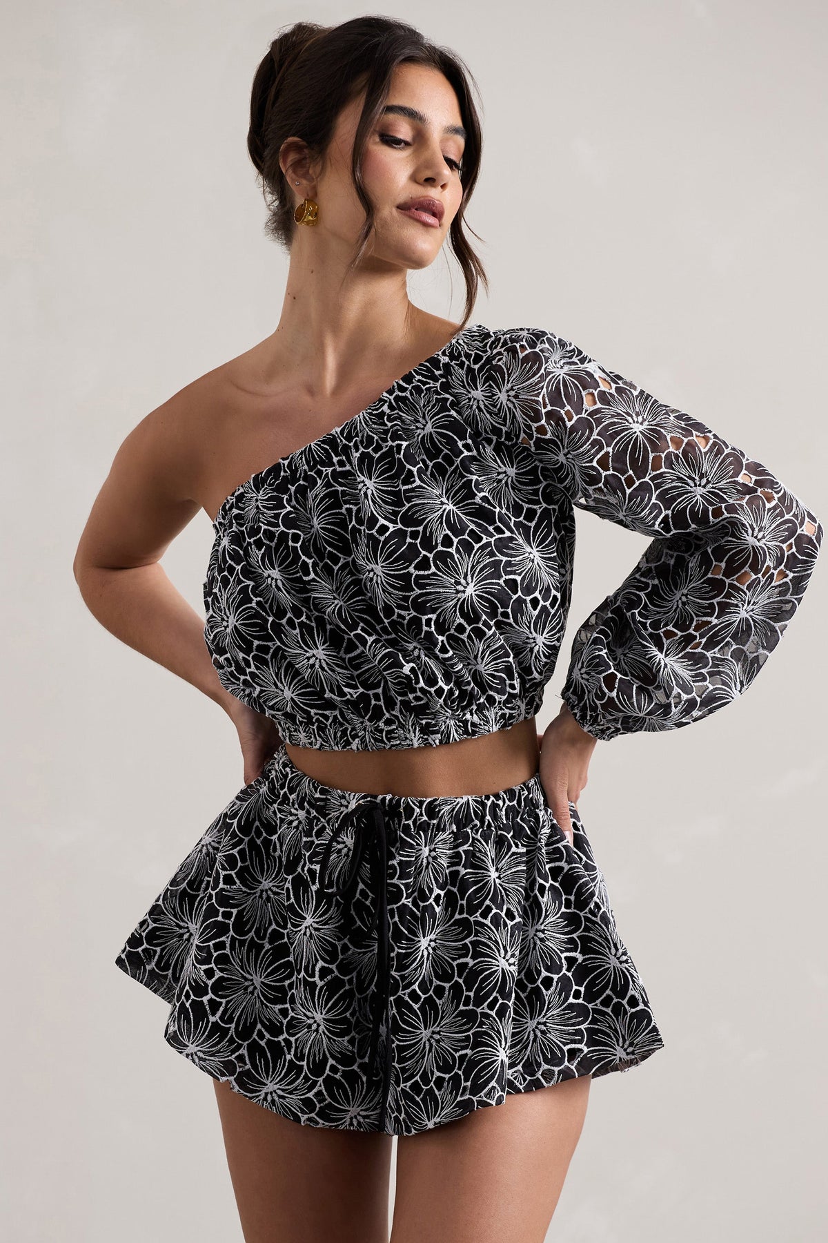 Last Request | Schwarzes Spitzencrop-Top mit asymmetrischem Einarm-Design