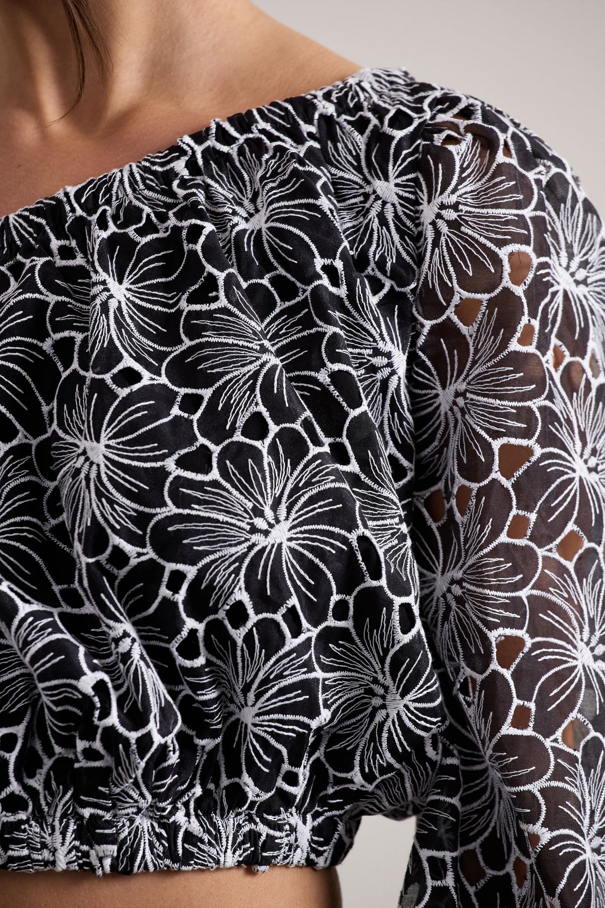 Last Request | Schwarzes Spitzencrop-Top mit asymmetrischem Einarm-Design
