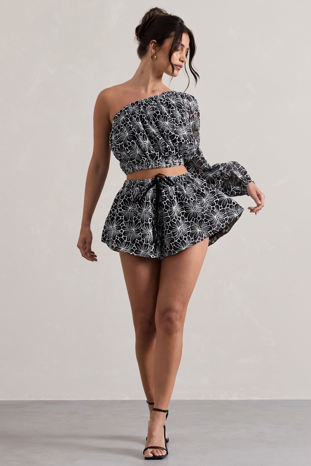At Last | Schwarze Spitzenshorts mit Taillenband