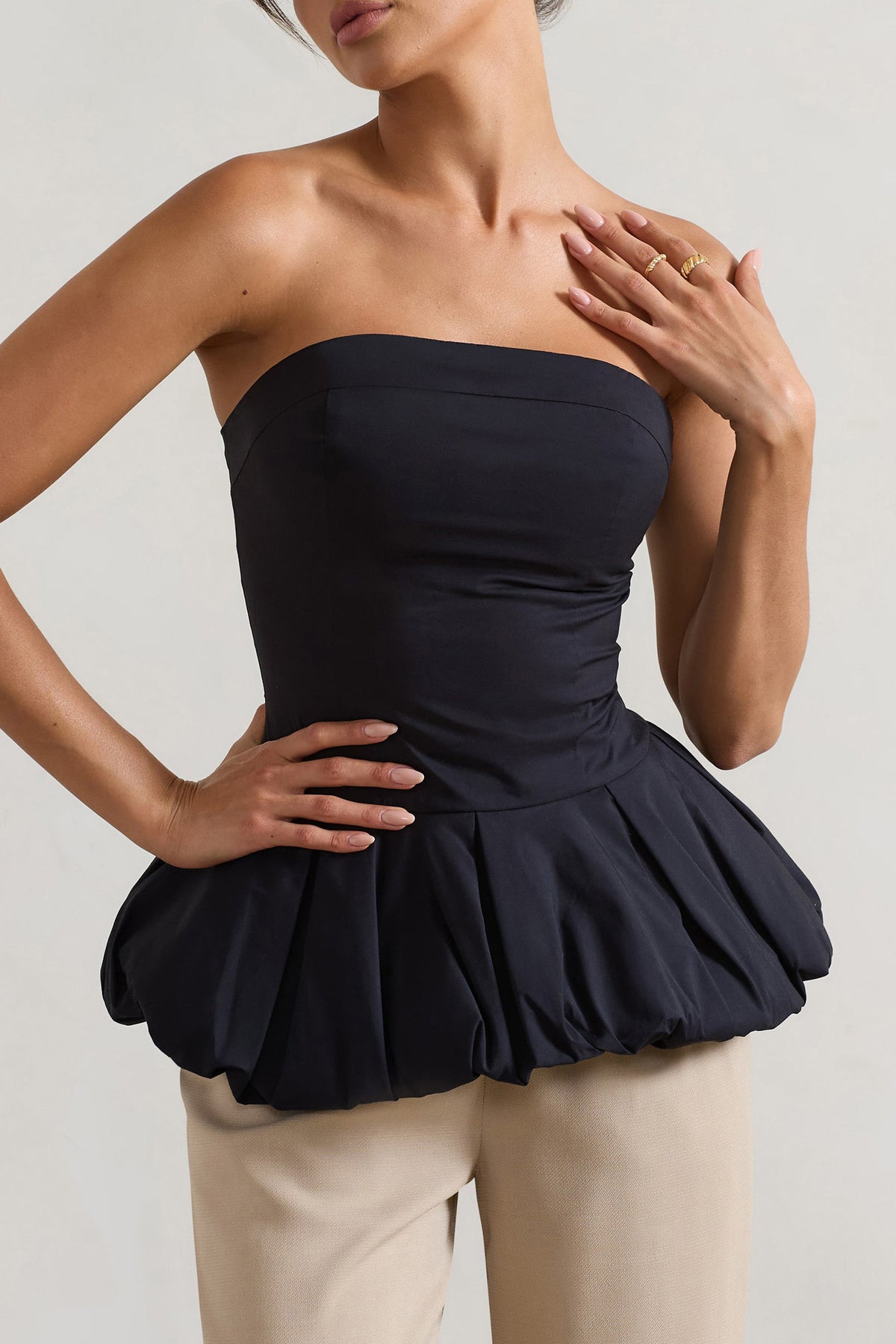 Roll With It | Schwarzes Bandeau-Top mit Rüschen