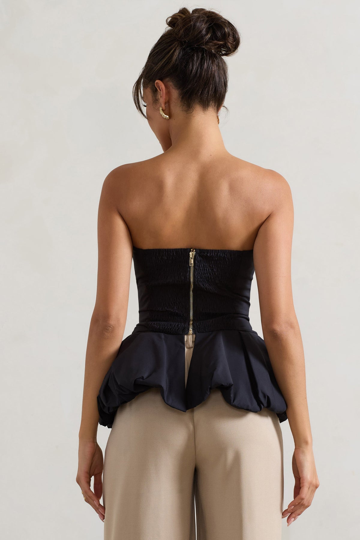 Roll With It | Schwarzes Bandeau-Top mit Rüschen