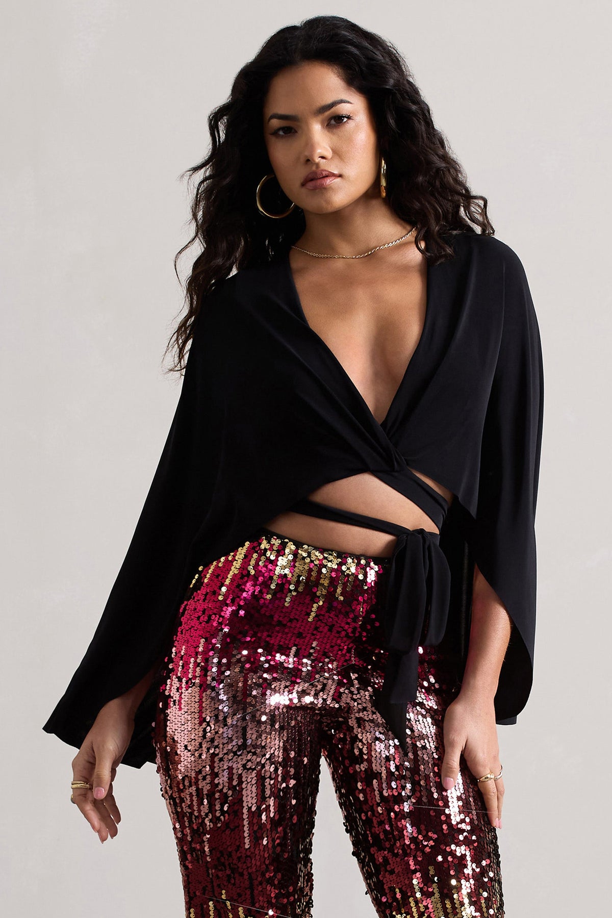 Scorpio | Schwarzes Wickel-Crop-Top mit Umhang