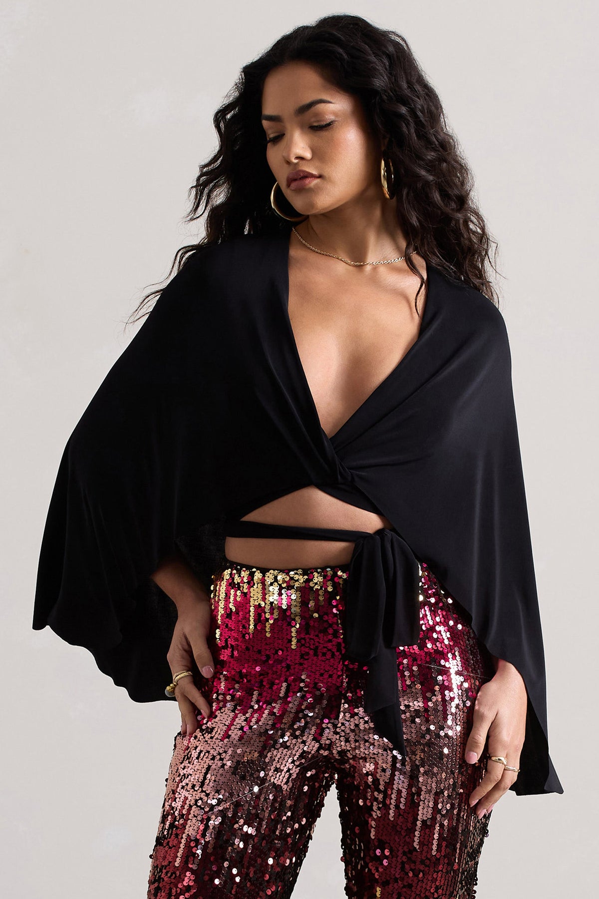 Scorpio | Schwarzes Wickel-Crop-Top mit Umhang