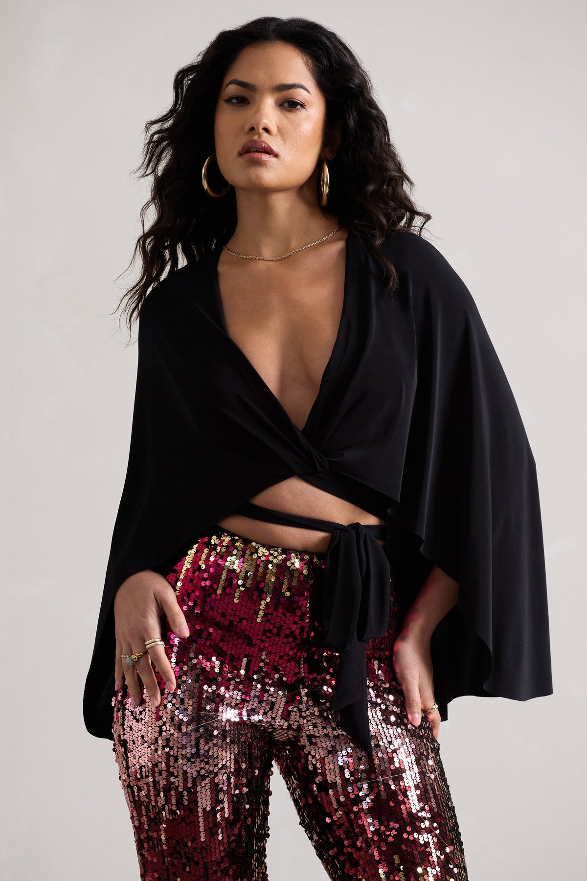 Scorpio | Schwarzes Wickel-Crop-Top mit Umhang