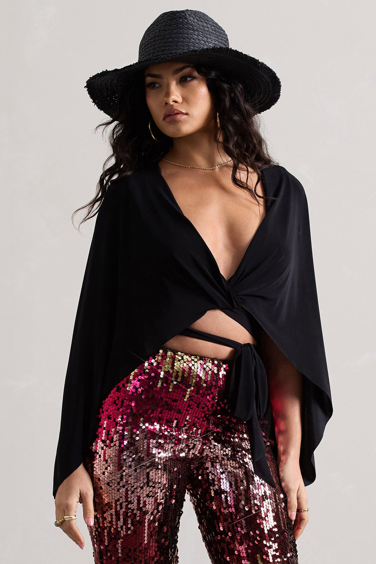 Scorpio | Schwarzes Wickel-Crop-Top mit Umhang
