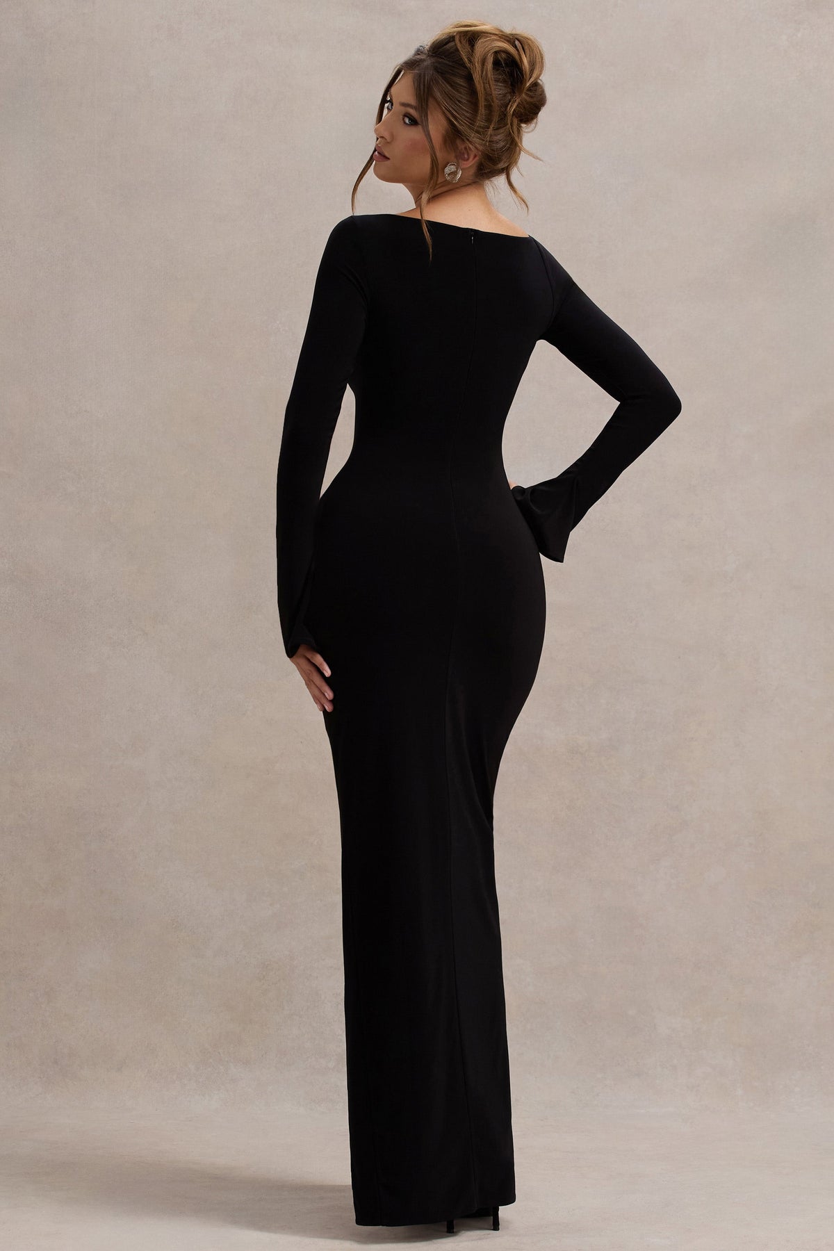 Cosmos | Schwarzes asymmetrisches Langarm-Maxikleid mit Schlitz