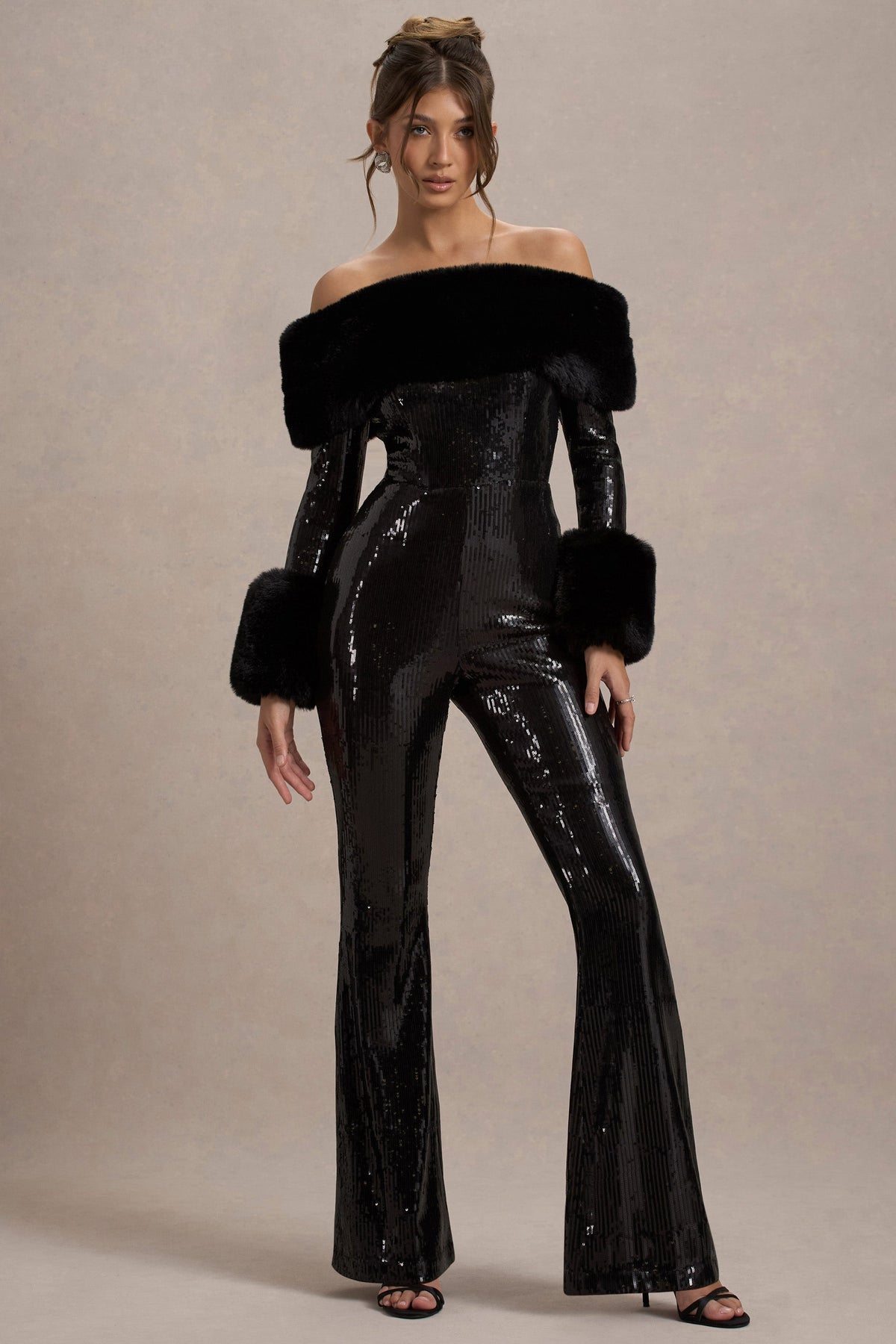 Lunar | Schwarzer Pailletten-Bardot-Jumpsuit mit ausgestelltem Bein und Fell.