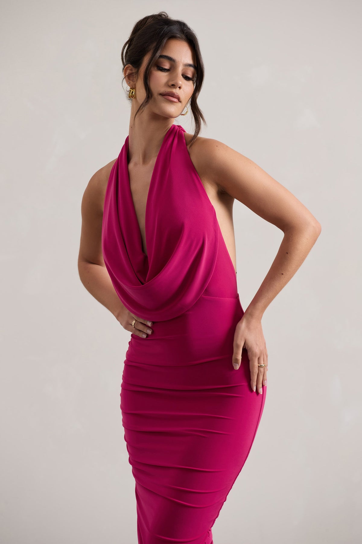 Hayley | Hot Pinkes Maxikleid mit Wasserfallausschnitt und asymmetrischem Schnitt