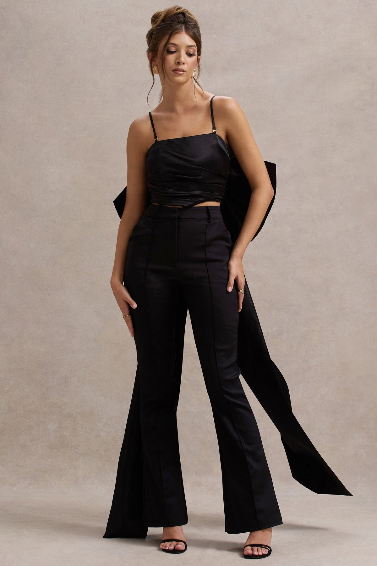 Sweet Escape | Schwarzes Satin-Crop-Top mit übergroßer Satin-Schleife