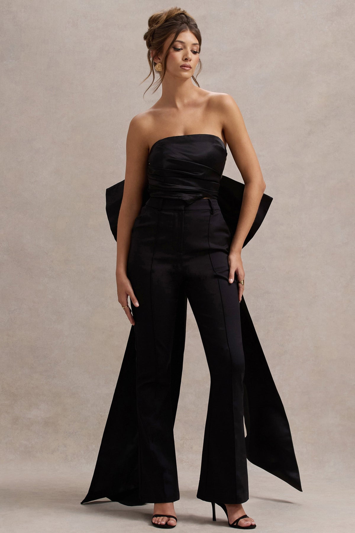 Sweet Escape | Schwarzes Satin-Crop-Top mit übergroßer Satin-Schleife
