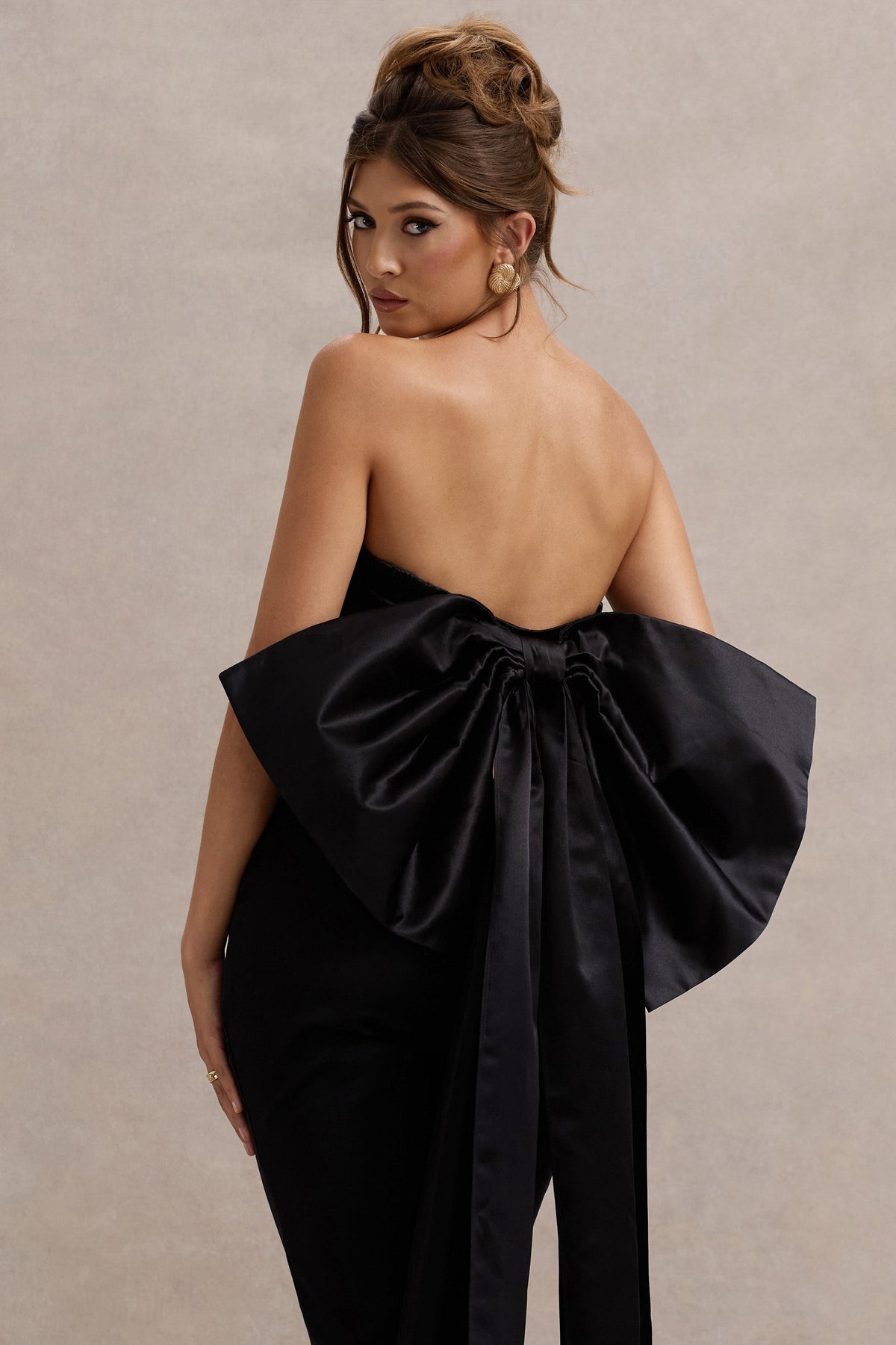 Sweet Escape | Schwarzes Satin-Crop-Top mit übergroßer Satin-Schleife