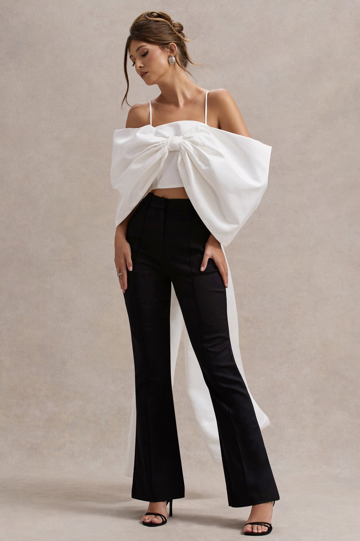 Souvenir | Weißes Satin-Crop-Top mit großer Schleife