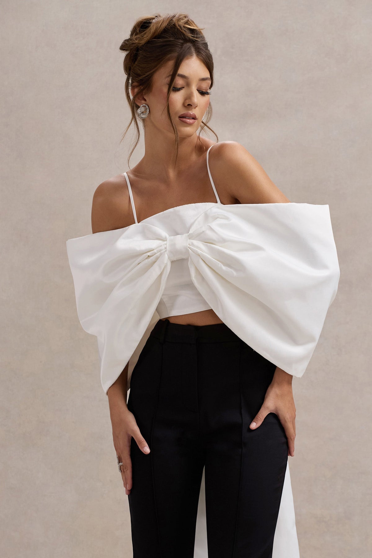 Souvenir | Weißes Satin-Crop-Top mit großer Schleife