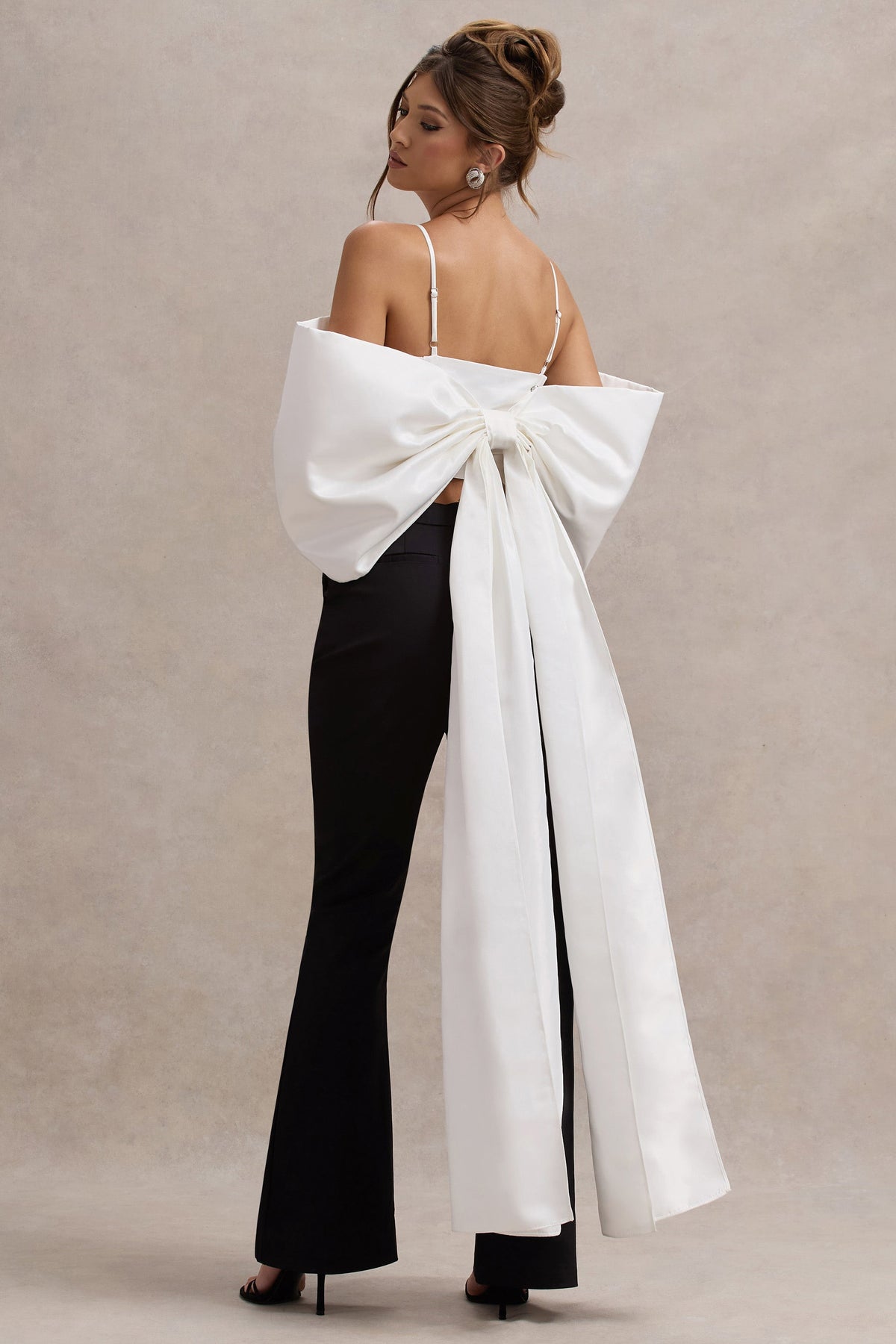 Souvenir | Weißes Satin-Crop-Top mit großer Schleife