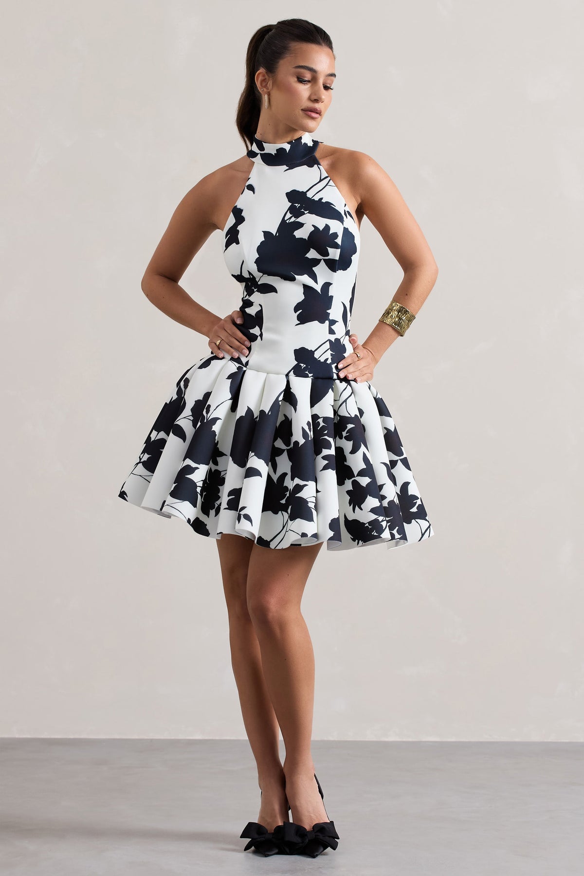 Masterpiece | Cremefarbenes Minikleid mit Blumenmuster, hohem Kragen und voluminösem Saum