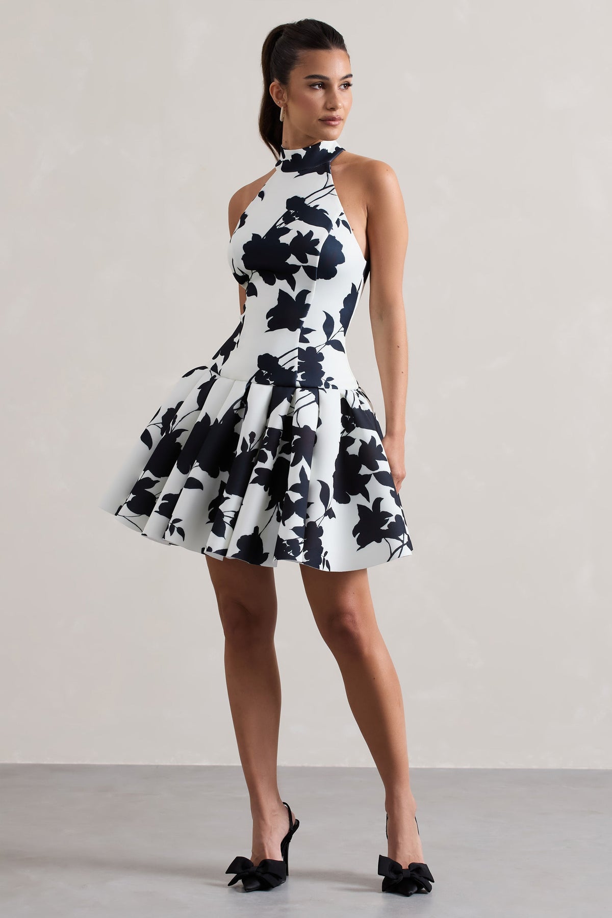 Masterpiece | Cremefarbenes Minikleid mit Blumenmuster, hohem Kragen und voluminösem Saum