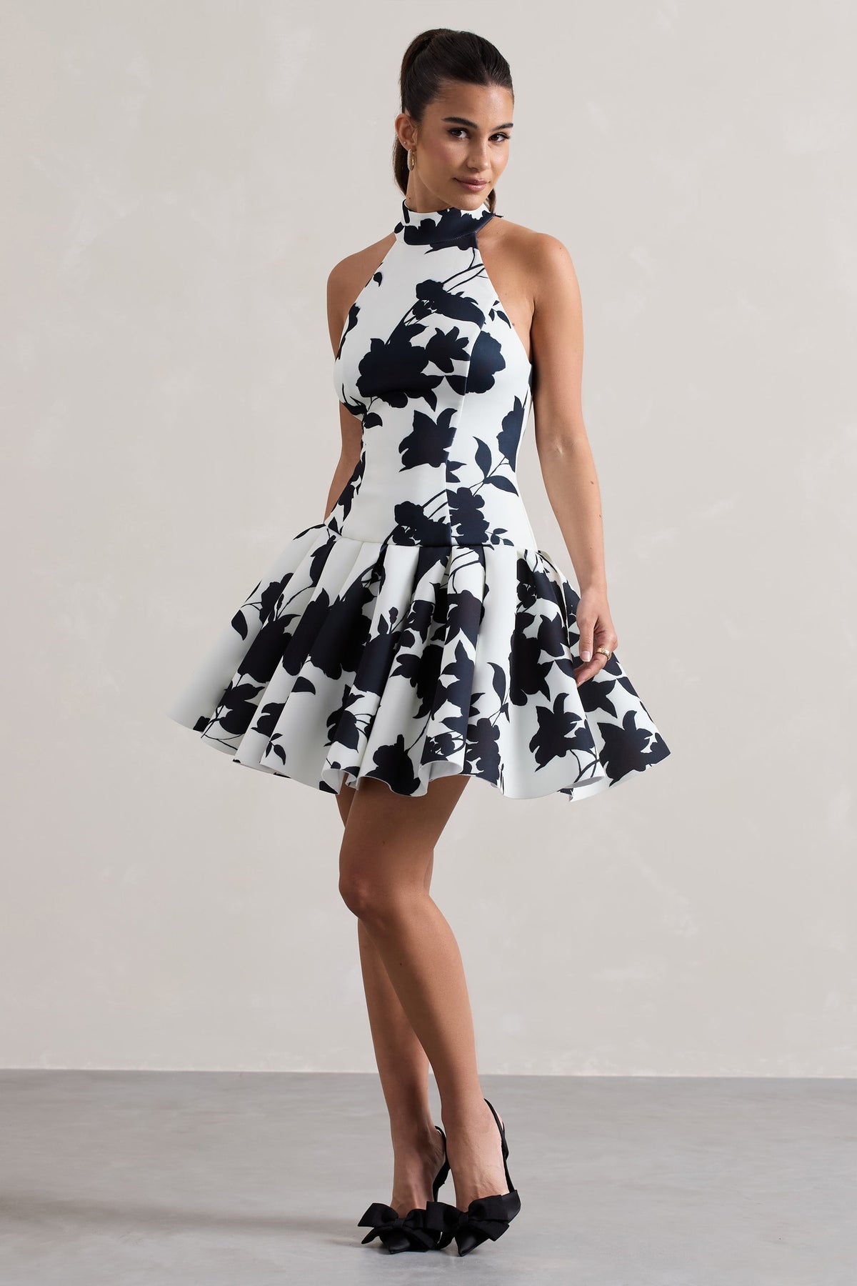 Masterpiece | Cremefarbenes Minikleid mit Blumenmuster, hohem Kragen und voluminösem Saum