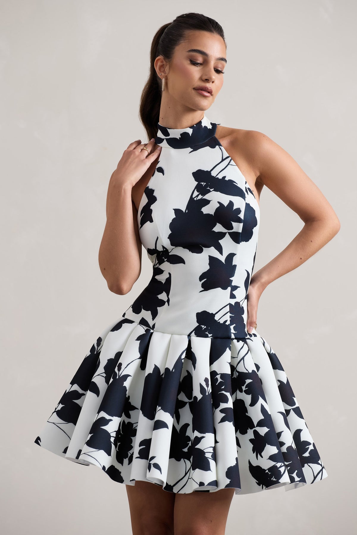 Masterpiece | Cremefarbenes Minikleid mit Blumenmuster, hohem Kragen und voluminösem Saum
