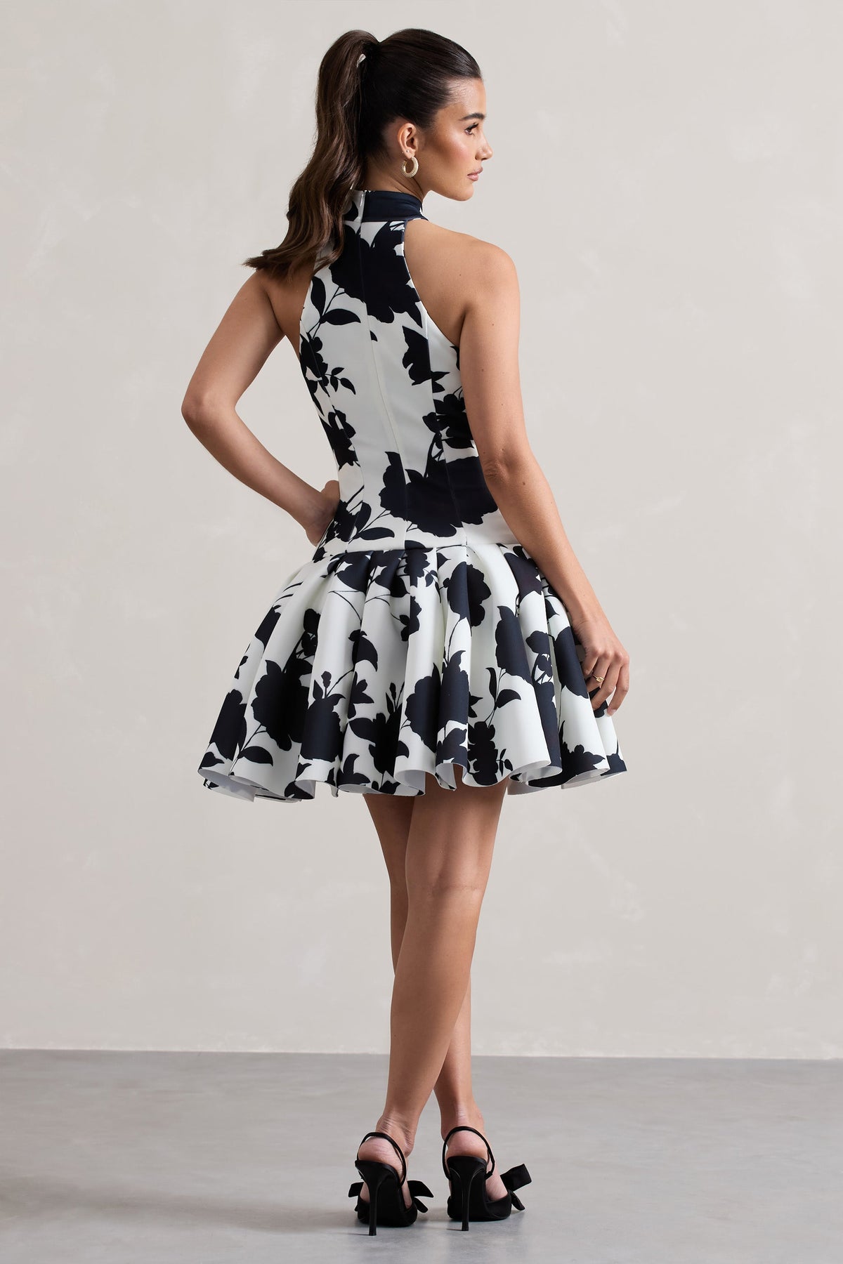 Masterpiece | Cremefarbenes Minikleid mit Blumenmuster, hohem Kragen und voluminösem Saum