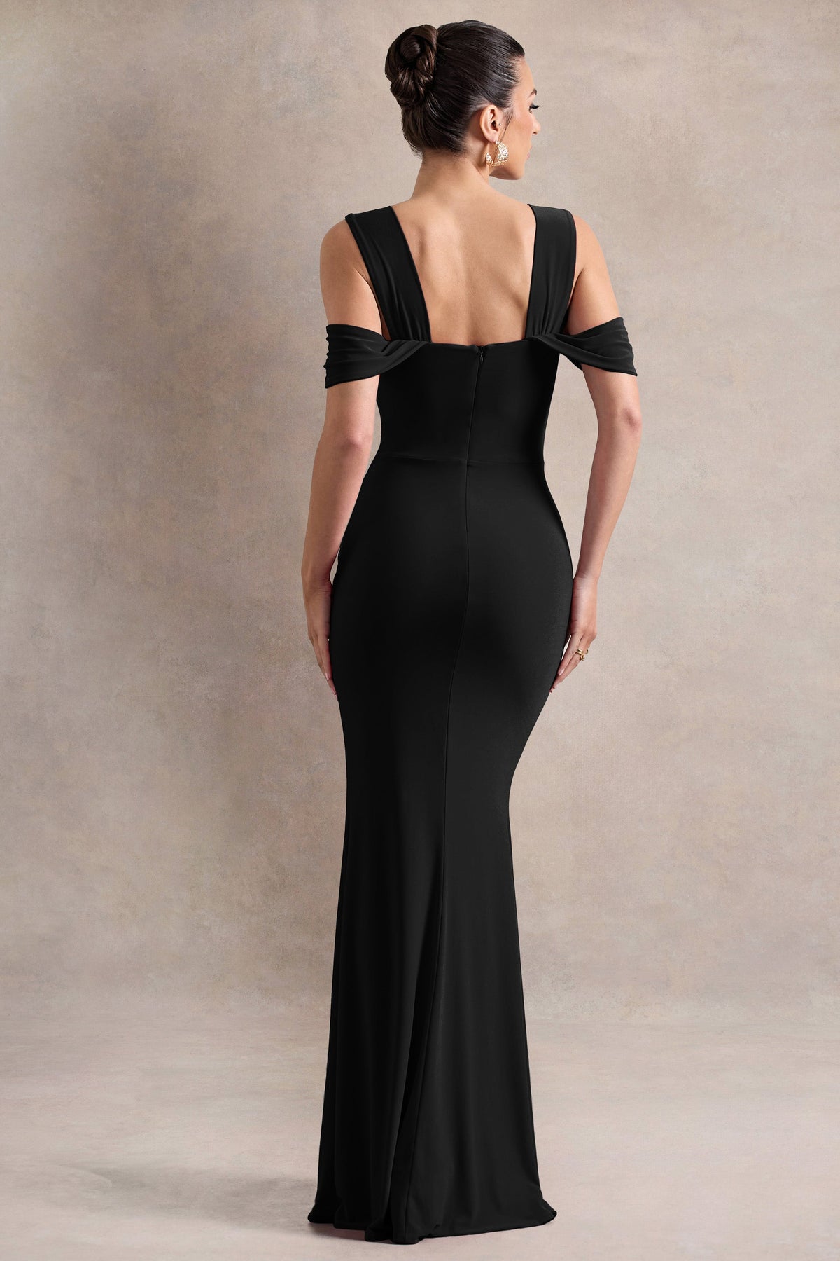 Amoura | Schwarzes Maxikleid mit eckigem Ausschnitt und drapiertem Wickeldesign