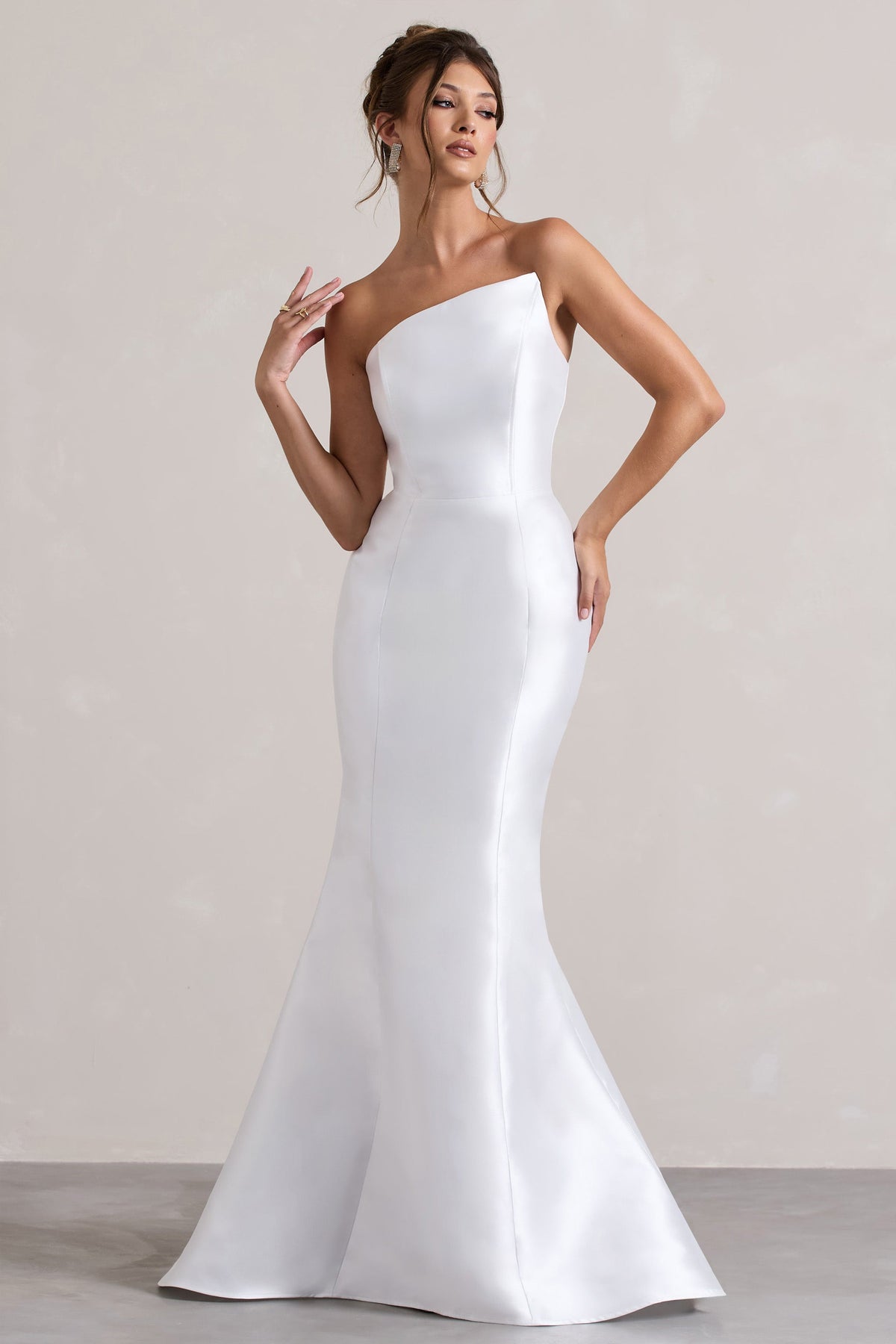 Define | Weißes Satin-Maxikleid mit asymmetrischem Fishschwanz-Schnitt