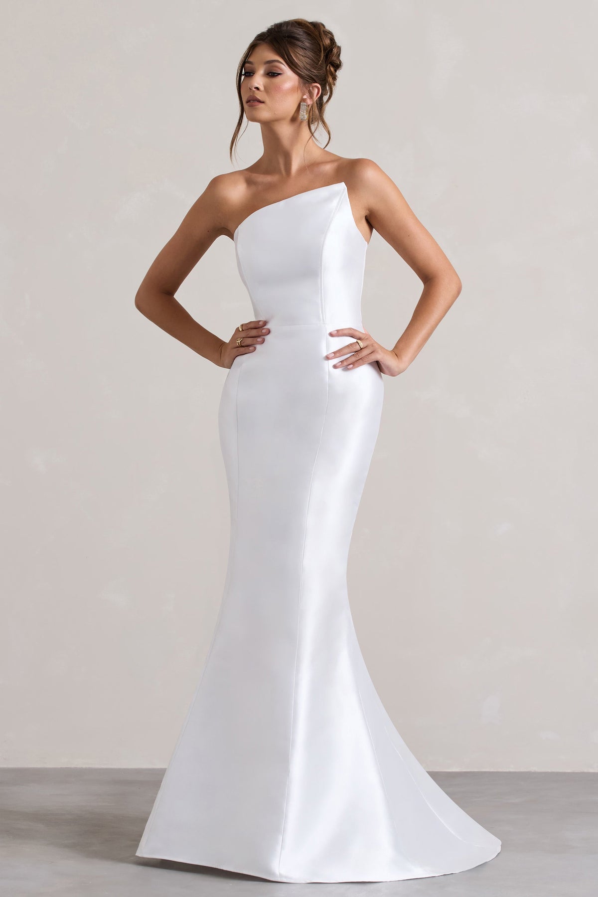 Define | Weißes Satin-Maxikleid mit asymmetrischem Fishschwanz-Schnitt