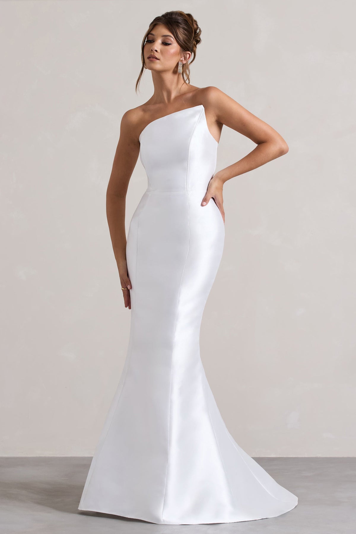 Define | Weißes Satin-Maxikleid mit asymmetrischem Fishschwanz-Schnitt