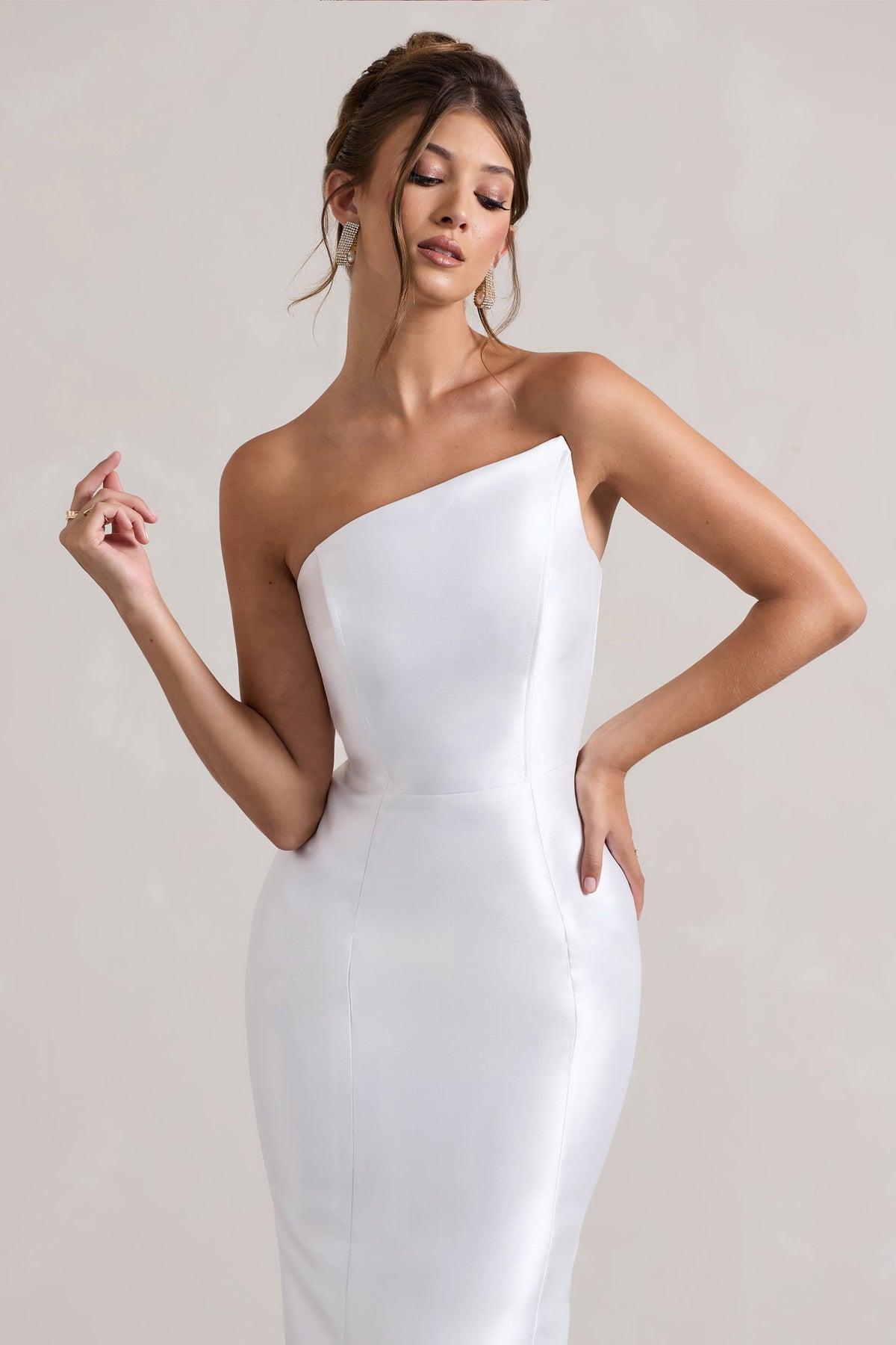 Define | Weißes Satin-Maxikleid mit asymmetrischem Fishschwanz-Schnitt