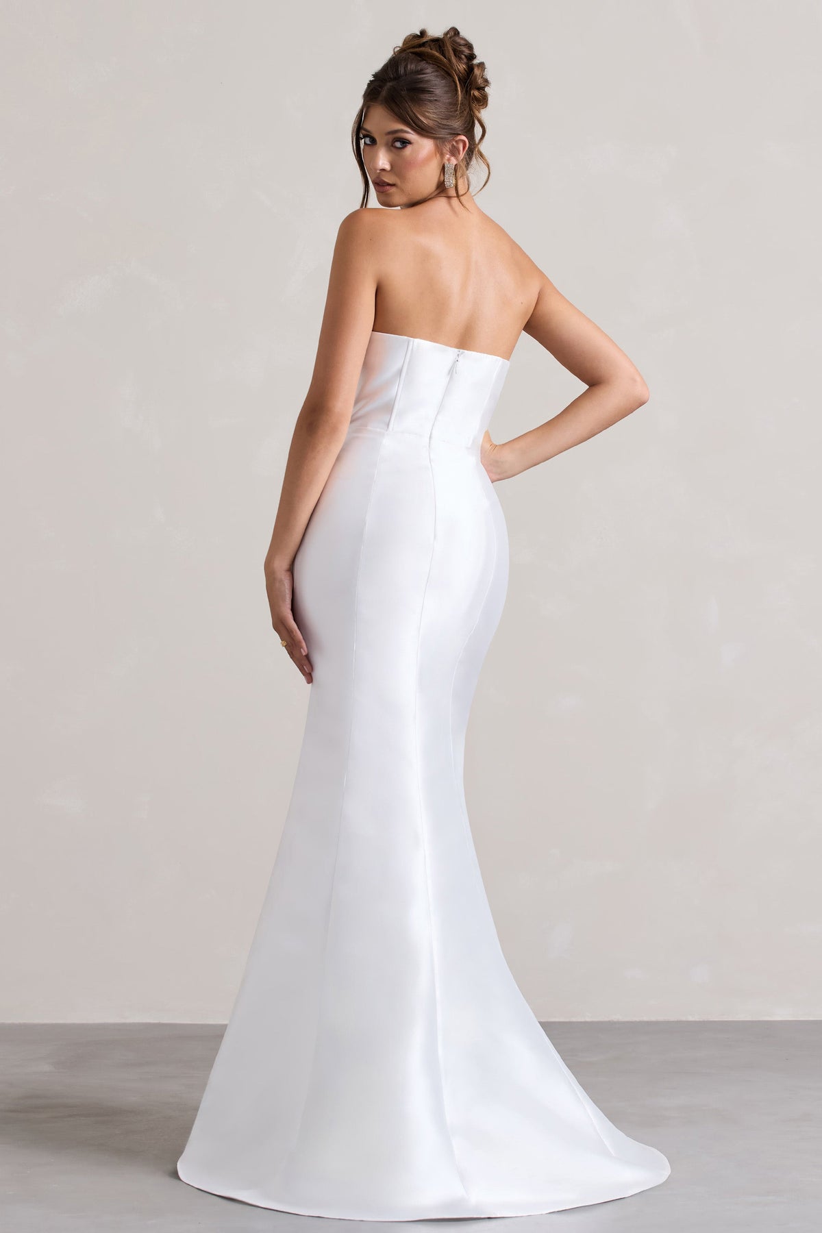Define | Weißes Satin-Maxikleid mit asymmetrischem Fishschwanz-Schnitt