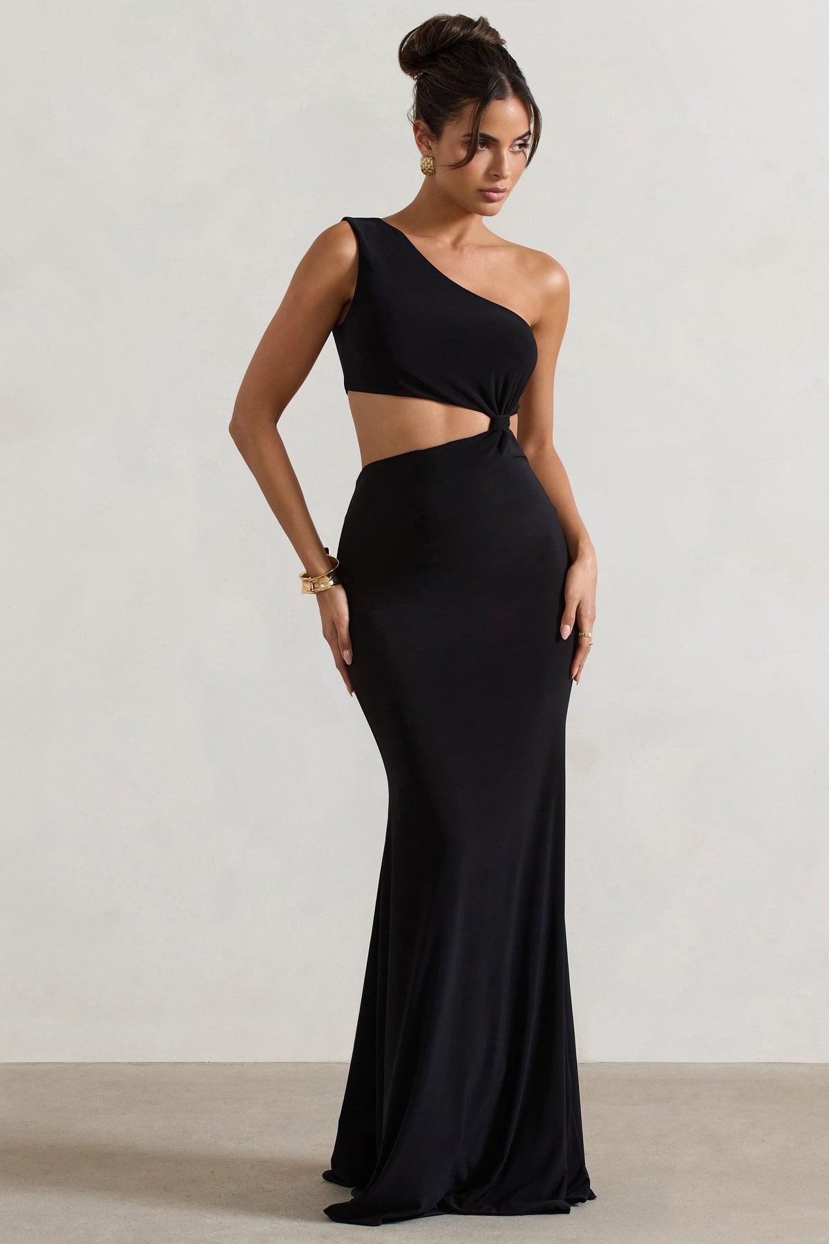 Aspyn | Schwarzes, asymmetrisches Maxikleid mit Cut-out und Fischschwanz-Schnitt