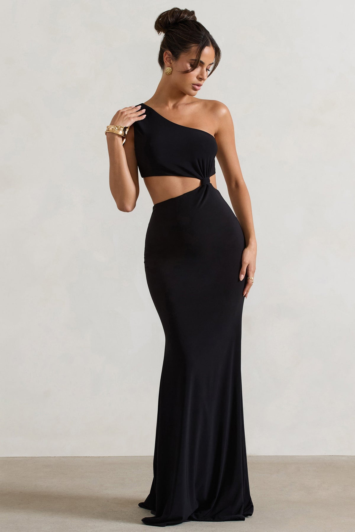 Aspyn | Schwarzes, asymmetrisches Maxikleid mit Cut-out und Fischschwanz-Schnitt