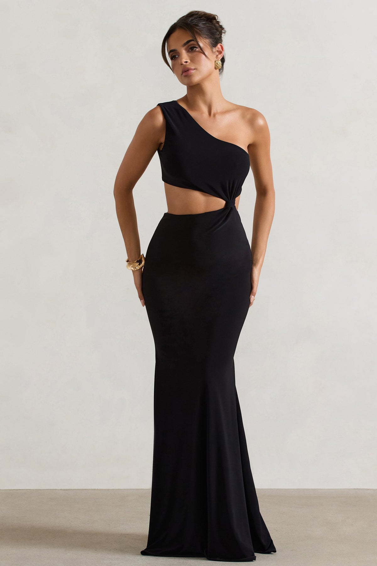 Aspyn | Schwarzes, asymmetrisches Maxikleid mit Cut-out und Fischschwanz-Schnitt