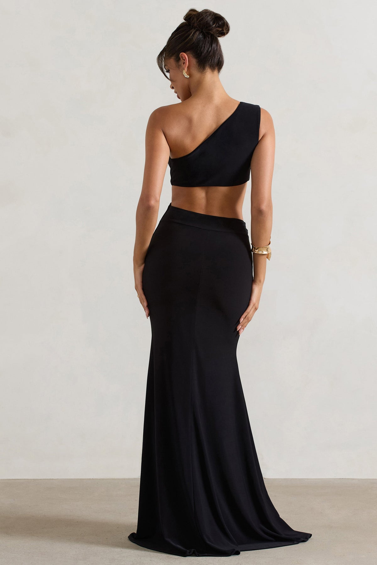 Aspyn | Schwarzes, asymmetrisches Maxikleid mit Cut-out und Fischschwanz-Schnitt