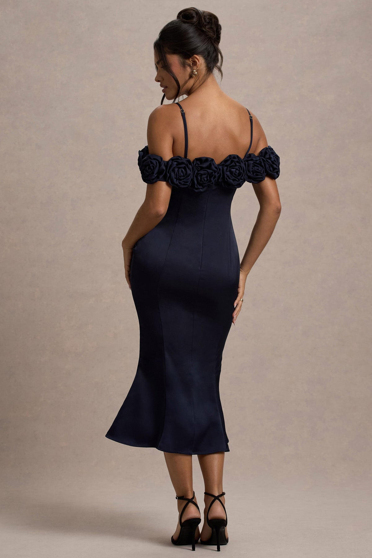 Petunia | Marinenblaues Satin-Bardot-Midikleid mit Blumenmuster