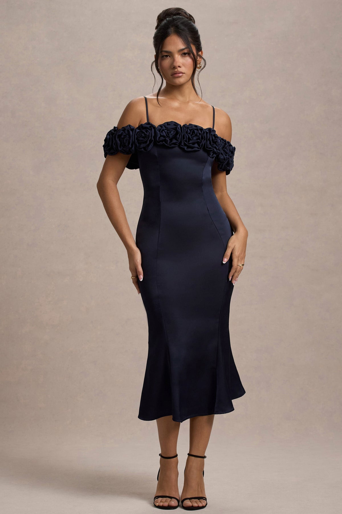Petunia | Marinenblaues Satin-Bardot-Midikleid mit Blumenmuster