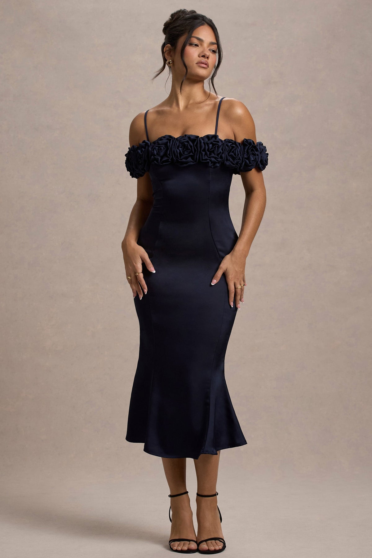 Petunia | Marinenblaues Satin-Bardot-Midikleid mit Blumenmuster