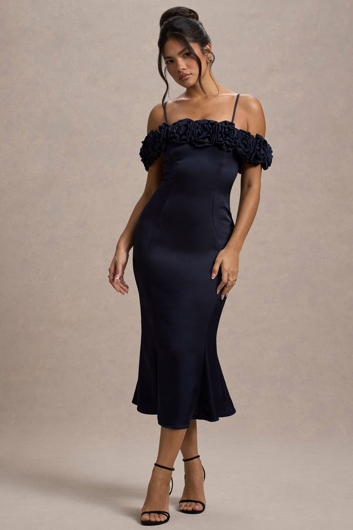 Petunia | Marinenblaues Satin-Bardot-Midikleid mit Blumenmuster