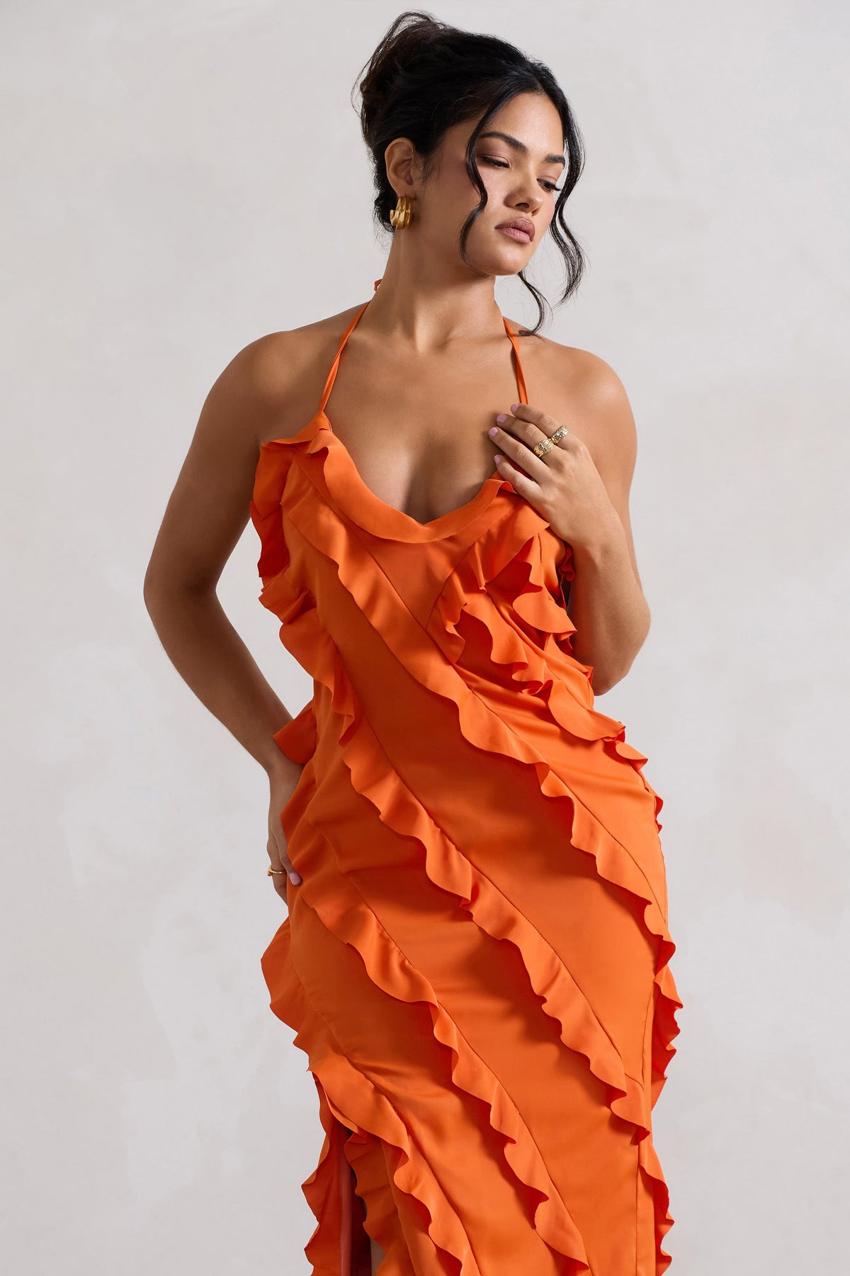 Full On | Orangefarbenes Maxikleid mit V-Ausschnitt und Rüschen
