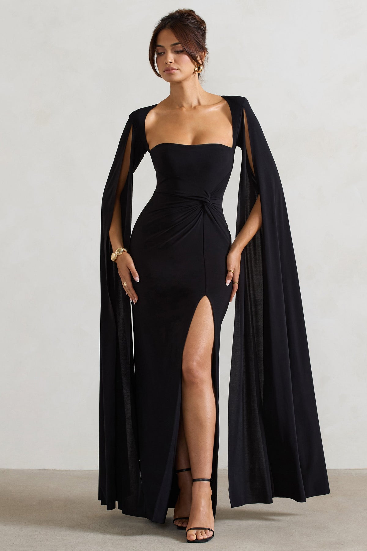 Claretta | Schwarzes Maxikleid mit quadratischem Ausschnitt und gedrehtem Design sowie Umhangärmeln.