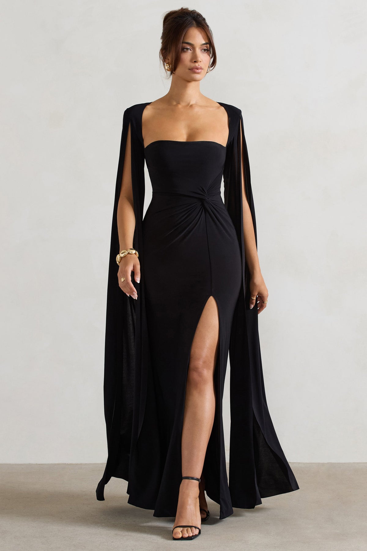 Claretta | Schwarzes Maxikleid mit quadratischem Ausschnitt und gedrehtem Design sowie Umhangärmeln.
