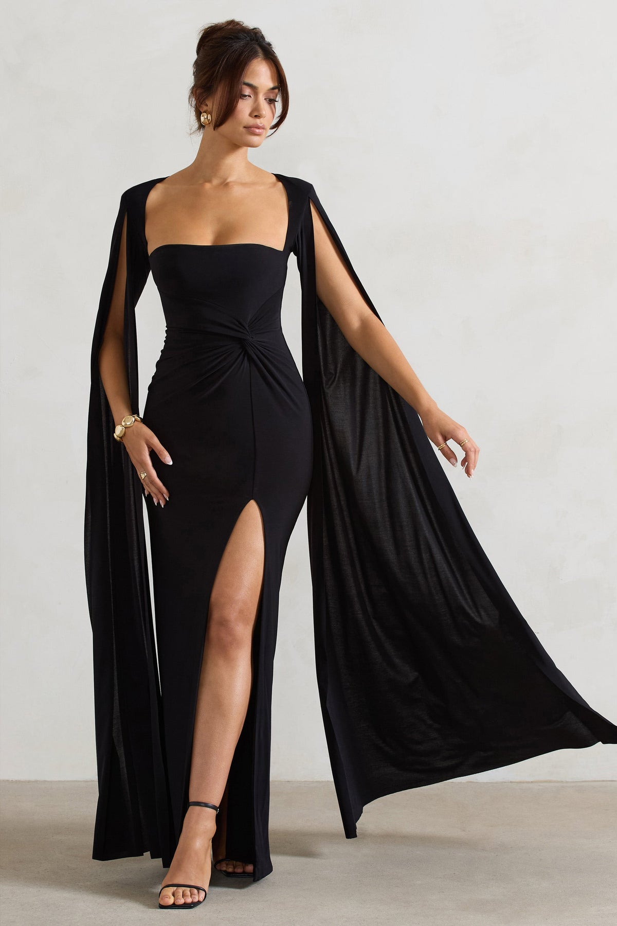 Claretta | Schwarzes Maxikleid mit quadratischem Ausschnitt und gedrehtem Design sowie Umhangärmeln.