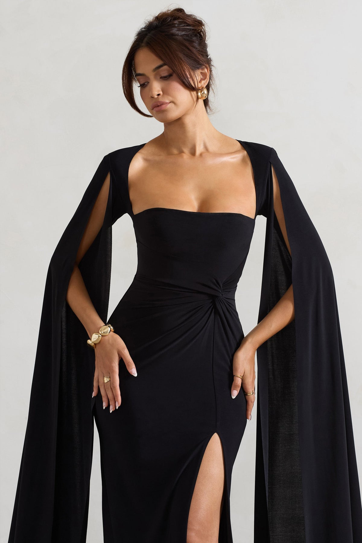 Claretta | Schwarzes Maxikleid mit quadratischem Ausschnitt und gedrehtem Design sowie Umhangärmeln.