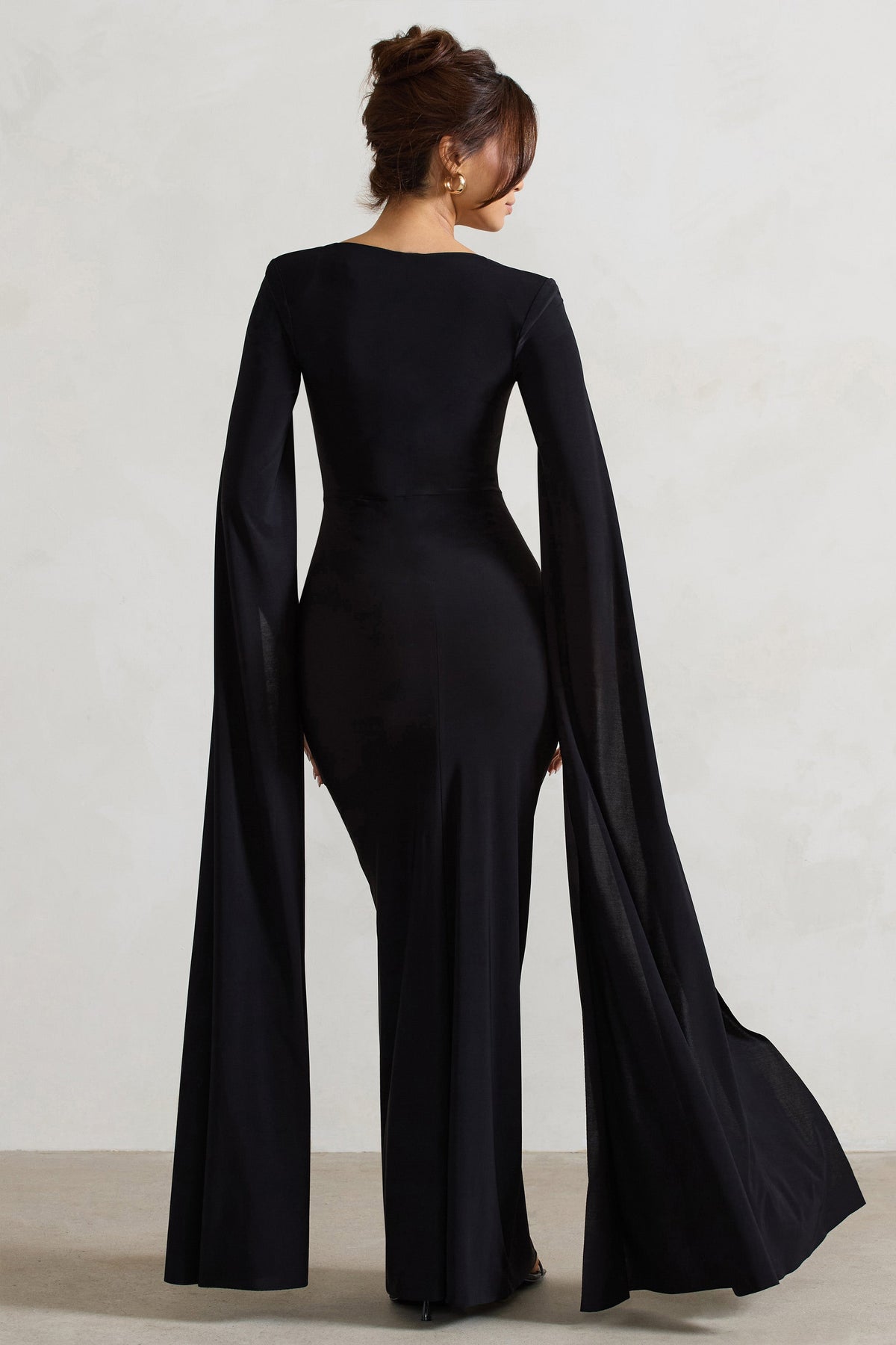 Claretta | Schwarzes Maxikleid mit quadratischem Ausschnitt und gedrehtem Design sowie Umhangärmeln.